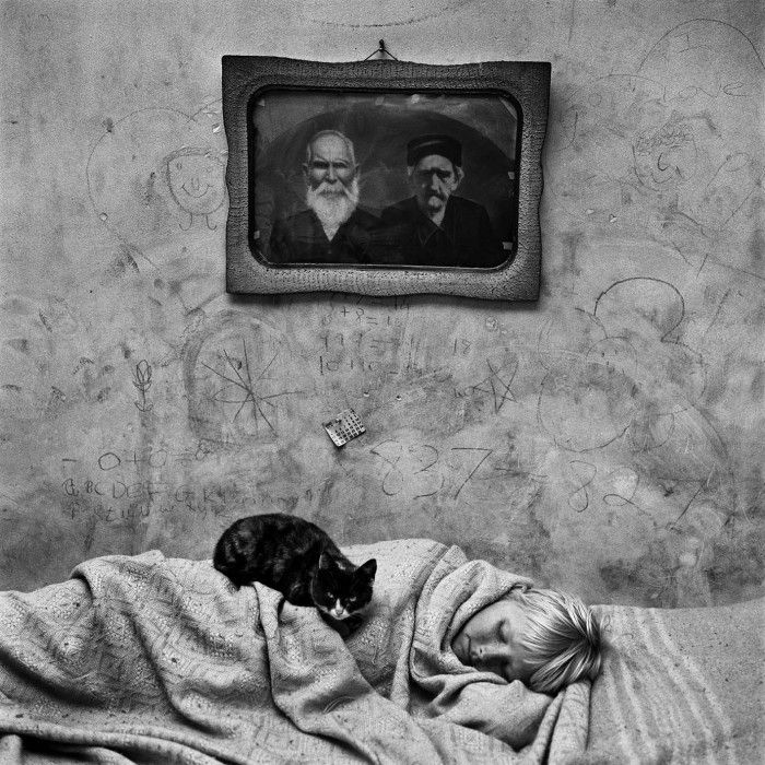Roger Ballen, Portrait of sleeping girl, 2000
