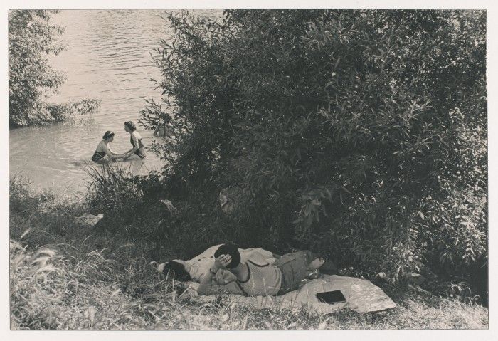 Henri Cartier-Bresson, First paid vacations, Seine, France, 1936. Gelatin Silver Proof, print made ​​in 1946, Collection Fondation Henri Cartier-Bresson, Paris © Henri Cartier-Bresson / Magnum Photos, courtesy Fondation Henri Cartier-Bresson . Photo: Philippe Migeat / Centre Pompidou. 