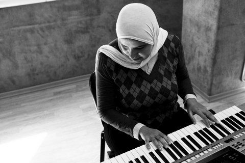 © Ahmed Hayman, for Reporting Change. Seeing Without Looking. Heba has a beautiful, strong singing voice. She plays the piano and is a member of the choir at the Banat Al Noor association. 