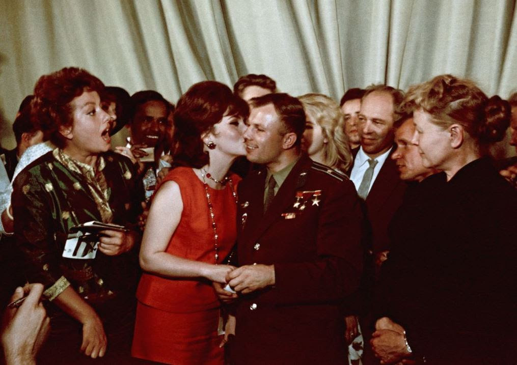 Yakov Khalip. A celebrity kiss. Yuri Gagarin and Gina Lollobrigida