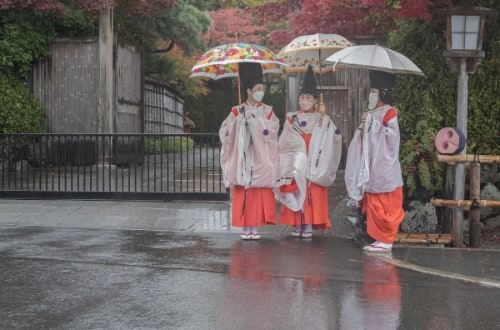 Three ladies, dressed for a Wedding ceremonie in Arashiyama