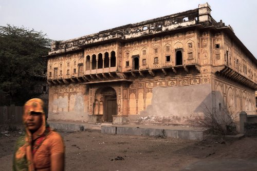 David Zurick  -  Painted Towns: Passersby 9