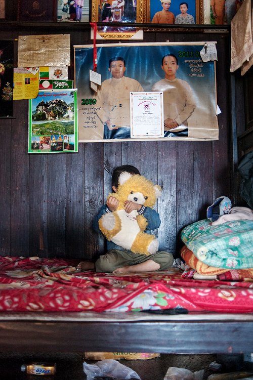 Bart De Bock - A kid with his favorite teddybear in his parents' house in Hu Soon.