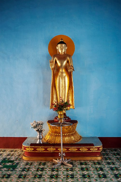 Bart De Bock - A small but beautiful statue of Buddha in Bagan.