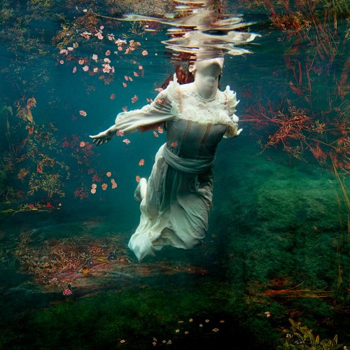 Beatriz Glez Sa - INSURGENT OPHELIA. A contemporary representation
